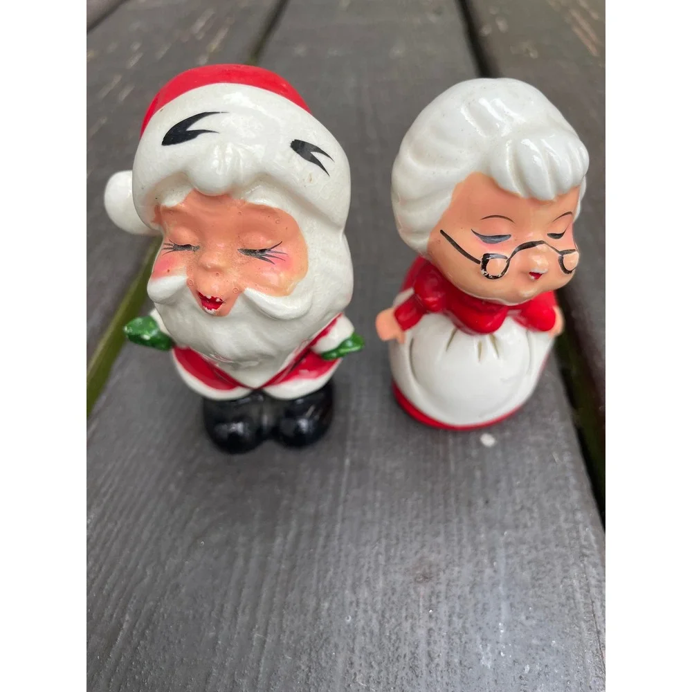 Vintage Kissing Santa and Mrs Claus Salt and Pepper Shakers Set Made in Japan